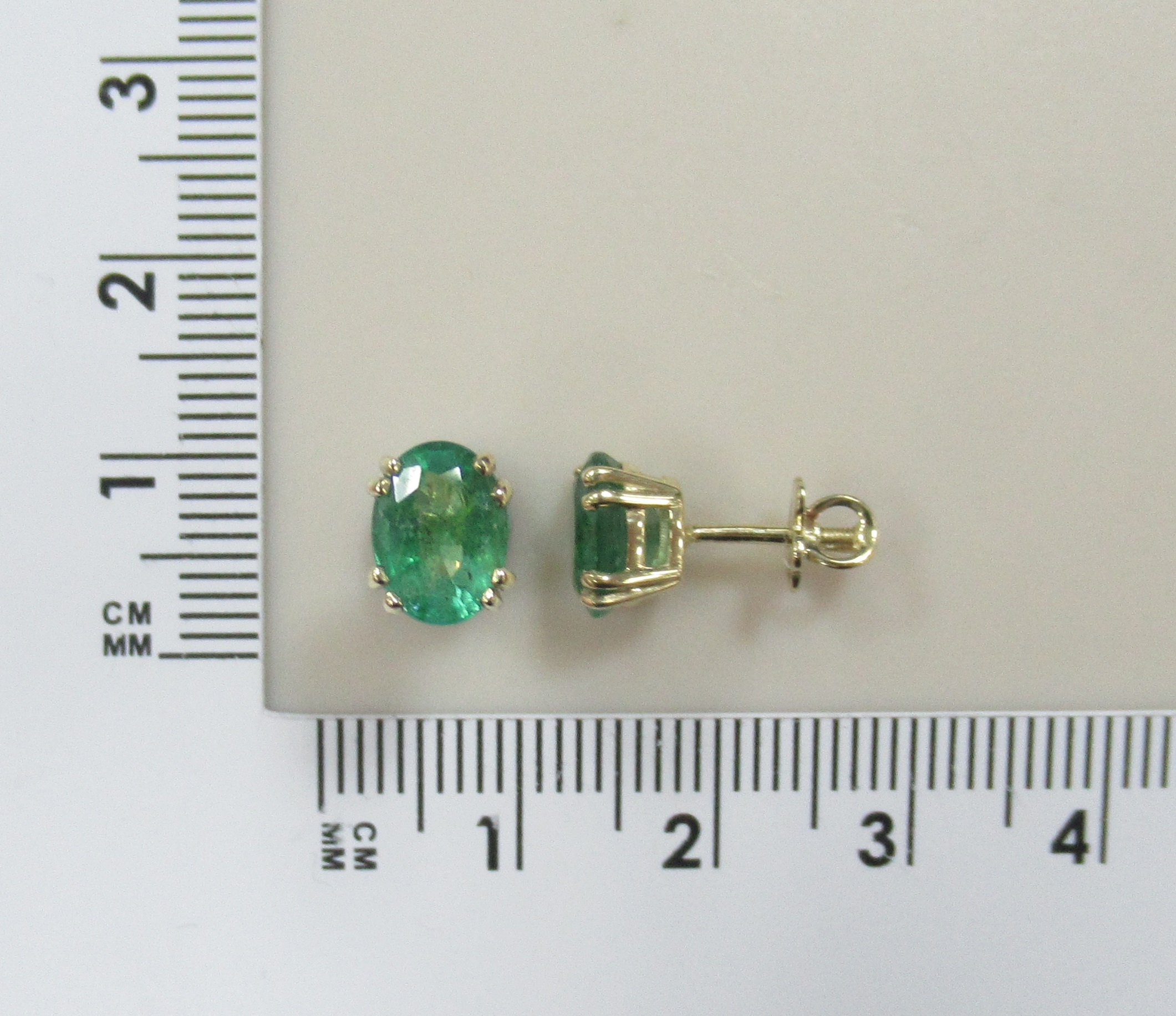 Серьги-пусеты из желтого золота с изумрудами